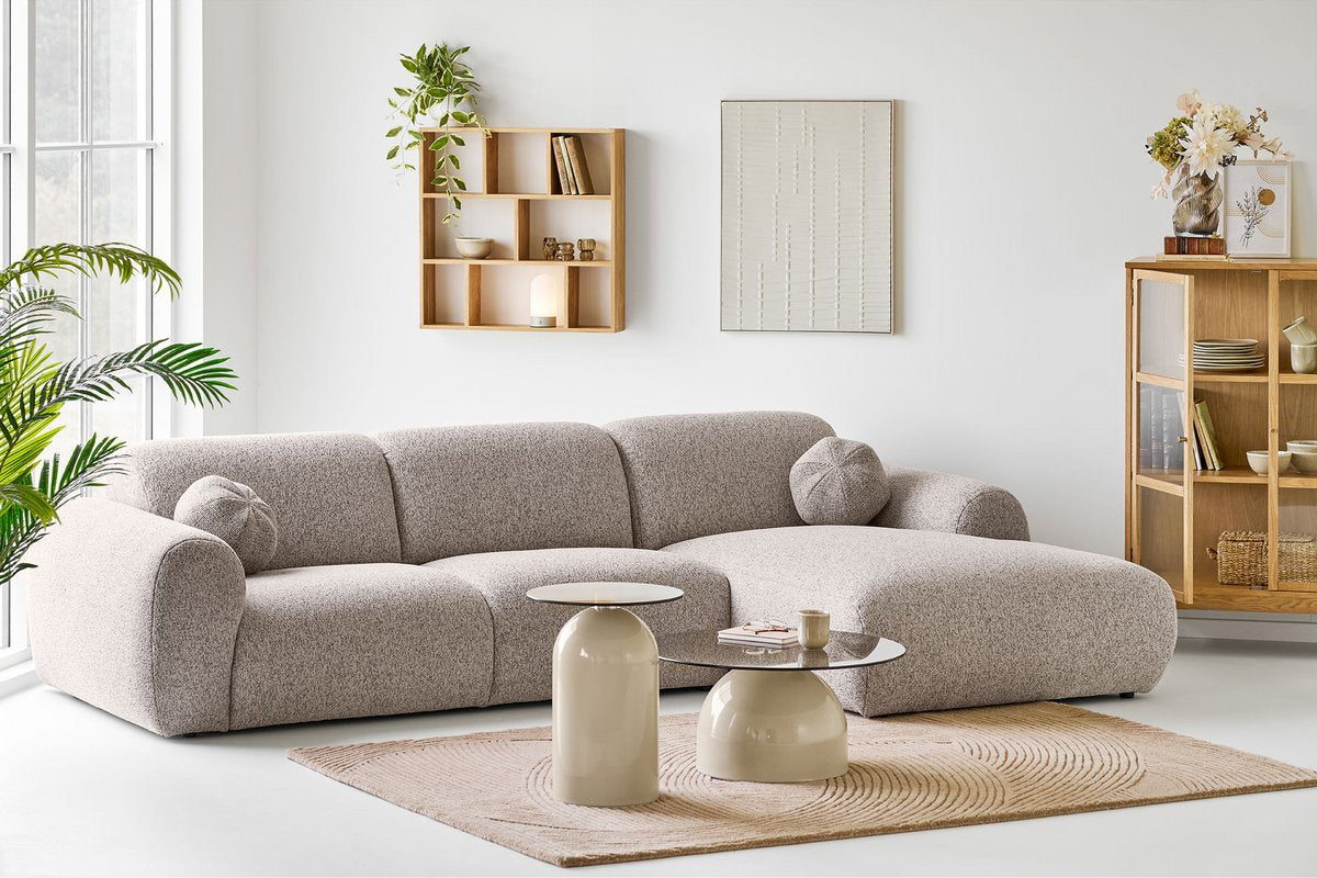 Lichtgrijze bouclé loungebank met bijzettafels