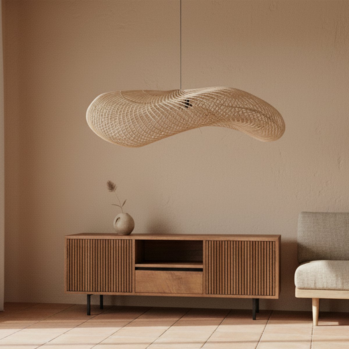 Organische rotan hanglamp boven een eiken dressoir