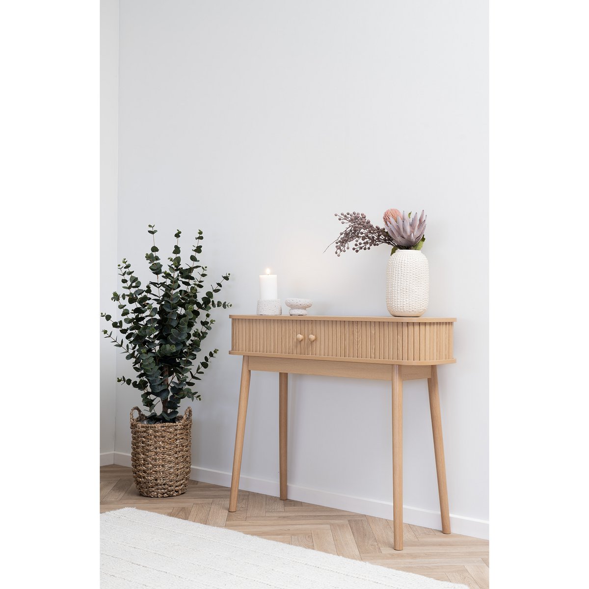 Geribbelde eiken wandtafel met vaas en eucalyptus
