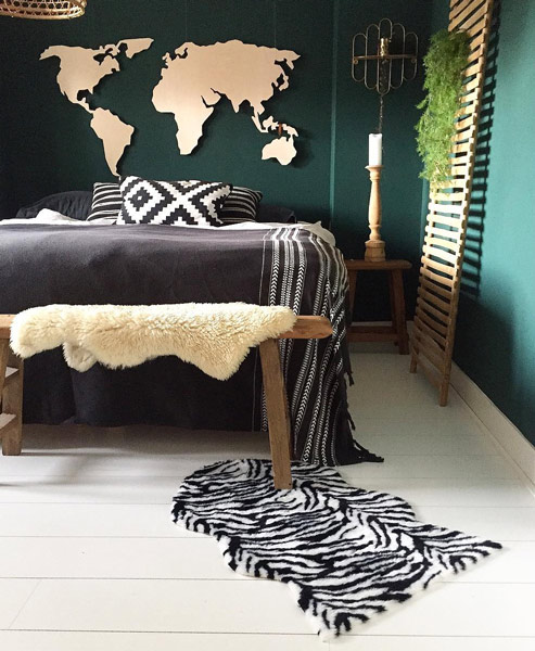 FBRK. Geometrisch vorm Dichte wereldkaart Wood Sfeerfoto in de slaapkamer met donkergroene achtergrond