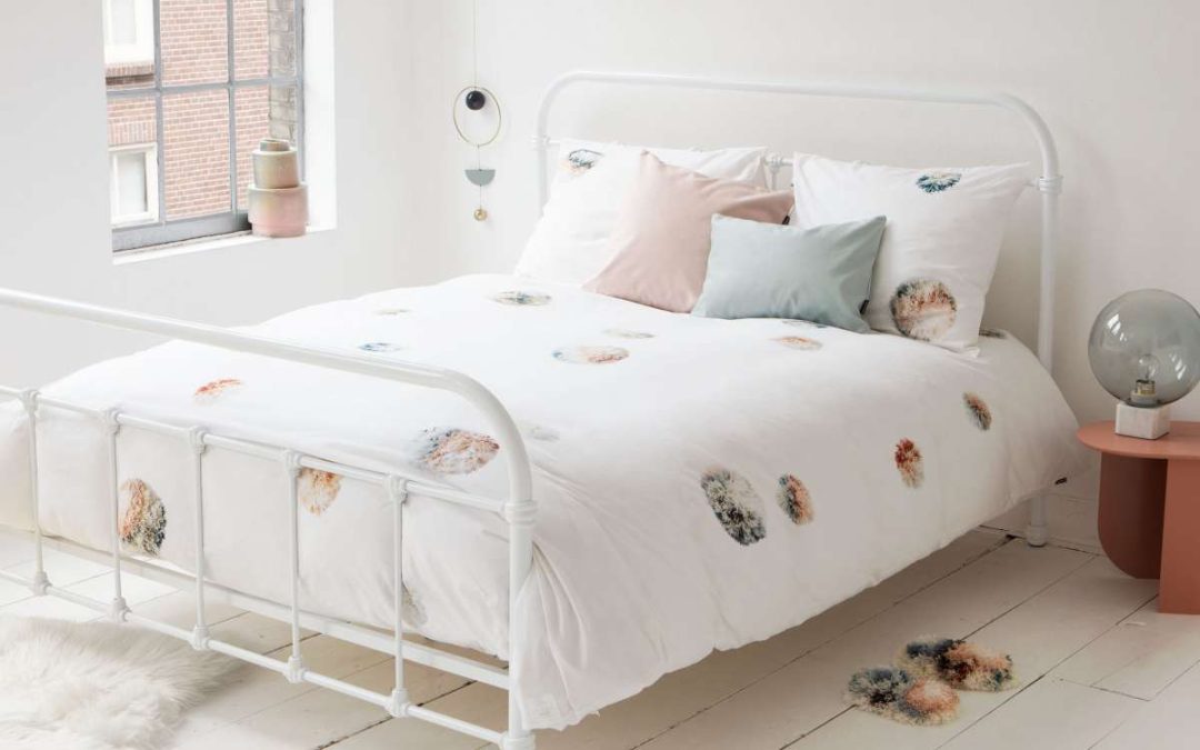 Sfeerfoto van lichte en open slaapkamer door de hoeveelheid kleur wit